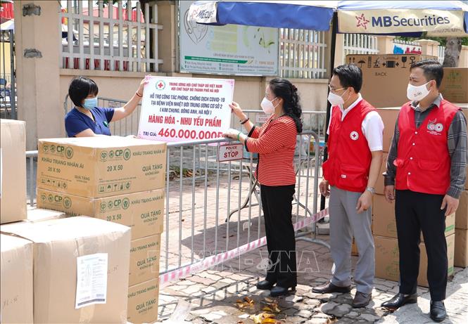 Trong ảnh: Trung ương Hội Chữ thập đỏ Việt Nam và Hội Chữ thập đỏ thành phố Hà Nội trao quà hỗ trợ công tác phòng, chống dịch COVID-19 tại Bệnh viện Nhiệt đới Trung ương cơ sở Kim Chung. Ảnh: TTXVN phát