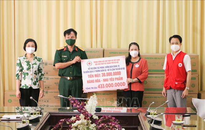 Trong ảnh: Trung ương Hội Chữ thập đỏ Việt Nam và Hội Chữ thập đỏ thành phố Hà Nội trao quà hỗ trợ công tác phòng, chống dịch COVID-19 tại điểm cách ly Trường quân sự - Bộ Tư lệnh Thủ đô. Ảnh: TTXVN phát
