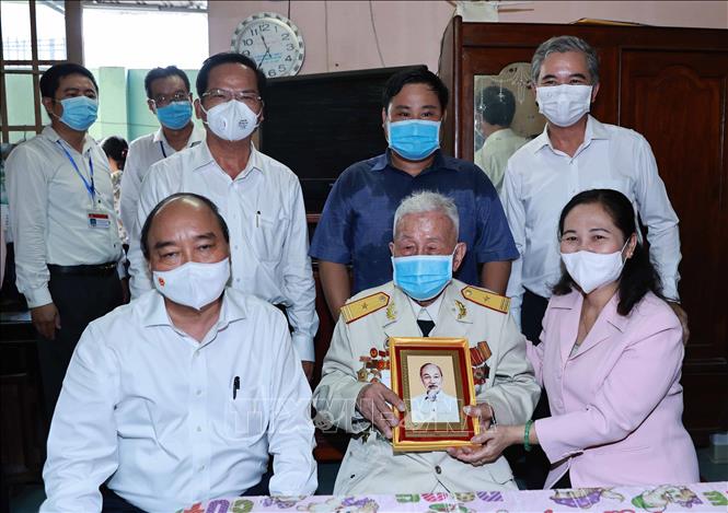 Chủ tịch nước Nguyễn Xuân Phúc thăm gia đình chính sách ...