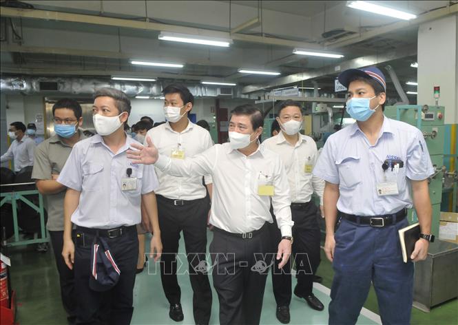 Trong ảnh: Ông Nguyễn Thành Phong, Chủ tịch UBND TP Hồ Chí Minh kiểm tra khu vực sản xuất của Công ty TNHH Nissei Electric Việt Nam (Khu chế xuất Linh Trung 1, thành phố Thủ Đức). Ảnh: Đinh Hằng - TTXVN