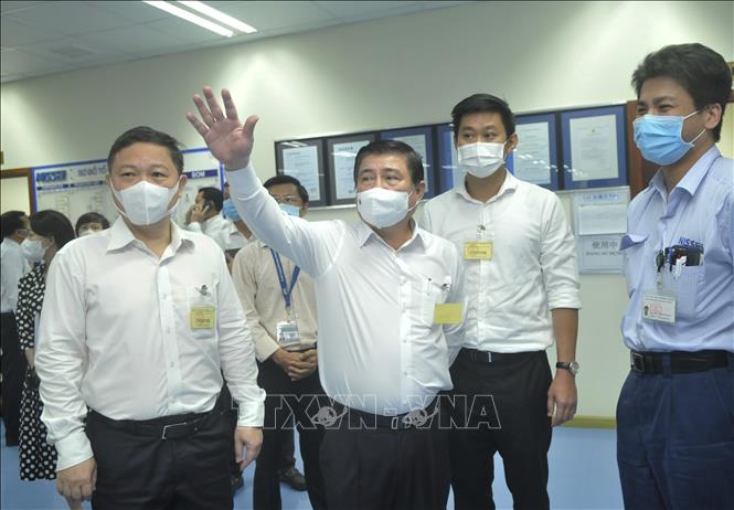 Trong ảnh: Ông Nguyễn Thành Phong, Chủ tịch UBND TP Hồ Chí Minh kiểm tra khu vực sản xuất của Công ty TNHH Nissei Electric Việt Nam (Khu chế xuất Linh Trung 1, thành phố Thủ Đức). Ảnh: Đinh Hằng - TTXVN