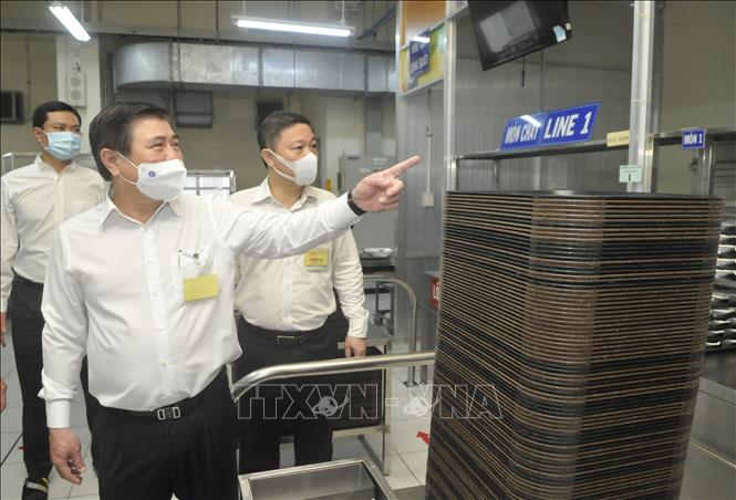 Trong ảnh: Ông Nguyễn Thành Phong, Chủ tịch UBND TP Hồ Chí Minh kiểm tra khu vực bếp ăn của Công ty TNHH Nissei Electric Việt Nam (Khu chế xuất Linh Trung 1, thành phố Thủ Đức). Ảnh: Đinh Hằng - TTXVN