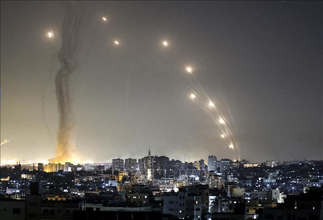 Trong ảnh: Rocket được phóng từ Dải Gaza, hiện do Phong trào Hồi giáo Hamas kiểm soát, hướng về lãnh thổ Israel ngày 11/5/2021. Ảnh: AFP/TTXVN