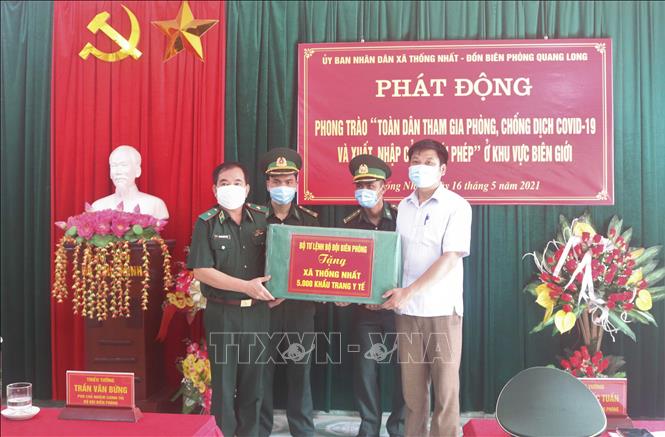 Trong ảnh: Lãnh đạo Bộ Tư lệnh Bộ đội Biên phòng tặng quà cho cán bộ, nhân dân các dân tộc xã Thống Nhất, huyện Hạ Lang, tỉnh Cao Bằng. Ảnh: Chu Hiệu - TTXVN.
