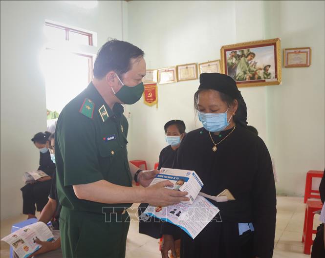 Trong ảnh: Lãnh đạo Bộ Tư lệnh Bộ đội Biên phòng tặng khẩu trang cho nhân dân các dân tộc xã Thống Nhất, huyện Hạ Lang, tỉnh Cao Bằng. Ảnh: Chu Hiệu - TTXVN.