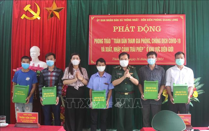 Trong ảnh: Lãnh đạo Bộ Tư lệnh Bộ đội Biên phòng tặng hòm thư tố giác tội phạm có các thôn, bản thuộc xã Thống Nhất, huyện Hạ Lang, tỉnh Cao Bằng. Ảnh: Chu Hiệu - TTXVN.