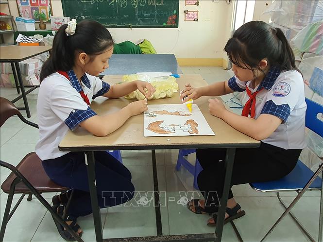 Trong ảnh:Các em đang thử nghiệm trên dòng vật liệu tái chế mới là vỏ các loại trứng. Ảnh: Ánh Tuyết - TTXVN