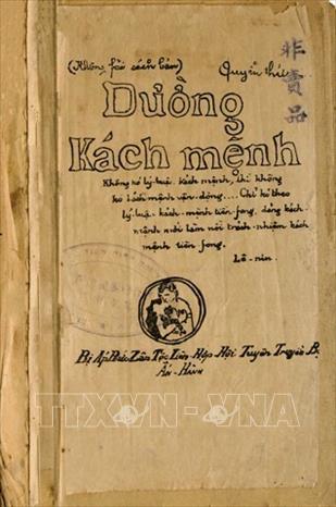 Năm 1924, Nguyễn Ái Quốc về Quảng Châu, Trung Quốc và thành lập Hội Việt Nam Cách mạng Thanh niên (tháng 6/1925), mở lớp Huấn luyện chính trị, ra Báo Thanh niên, truyền giảng cho đội ngũ cán bộ cốt cán đầu tiên của Việt Nam những nội dung cơ bản của học thuyết Mác - Lênin, để chuẩn bị cho sự ra đời một chính Đảng vô sản kiểu mới ở Việt Nam. Trong ảnh: Cuốn “Đường Kách mệnh” tập hợp những bài giảng của Nguyễn Ái Quốc - Hồ Chí Minh giảng tại lớp Huấn luyện chính trị các thanh niên yêu nước Việt Nam trong những năm 1925-1927. Ảnh: Tư liệu/TTXVN phát