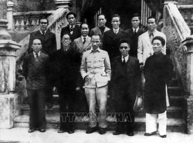 Chủ tịch Hồ Chí Minh và các thành viên Hội đồng Chính phủ lâm thời nước Việt Nam Dân chủ Cộng hoà ra mắt sau phiên họp đầu tiên, sáng 3/9/1945. Ảnh: TTXVN