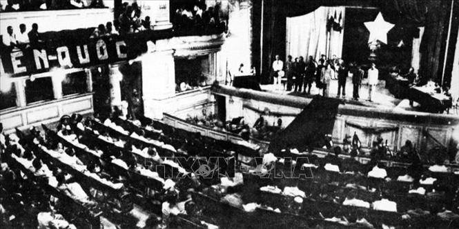 Trong những năm 1945 - 1946, Đảng ta, đứng đầu là Chủ tịch Hồ Chí Minh lãnh đạo xây dựng và củng cố vững chắc chính quyền nhân dân, bầu cử Quốc hội nước Việt Nam Dân chủ Cộng hòa; xây dựng và thông qua Hiến pháp dân chủ đầu tiên; chăm lo xây dựng chế độ mới, đời sống mới của nhân dân, chống giặc đói, giặc dốt, giặc ngoại xâm; tổ chức kháng chiến chống thực dân Pháp ở Nam Bộ và Nam Trung Bộ với sự ủng hộ và chi viện của cả nước. Trong ảnh: Quốc hội khóa I họp tại Nhà hát Lớn (Hà Nội), thảo luận và thông qua Hiến pháp 1946 (2/3/1946). Ảnh: Tư liệu/TTXVN
