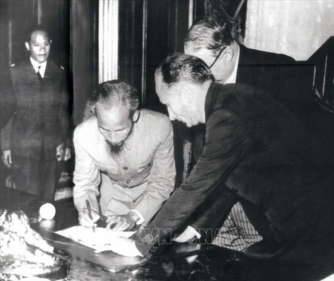 Ngày 14/9/1946, tại Paris, Chủ tịch Hồ Chí Minh đã kí với Pháp bản Tạm ước, tiếp tục nhượng bộ một số quyền lợi kinh tế, văn hóa ở Việt Nam để có thời gian xây dựng và củng cổ lực lượng, tạo thêm thời gian hòa hoãn quý báu cho chính quyền cách mạng non trẻ chuẩn bị lực lượng bước vào cuộc kháng chiến trường kỳ. Ảnh: Tư liệu/TTXVN phát