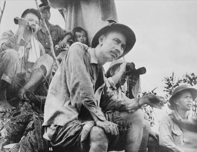 Trong kháng chiến chống Pháp, Chủ tịch Hồ Chí Minh cùng Đảng ta đã lãnh đạo nhân dân lần lượt đánh bại các kế hoạch chiến tranh của thực dân Pháp giành thắng lợi mà đỉnh cao là chiến thắng lịch sử Điện Biên Phủ “lừng lẫy năm châu, chấn động địa cầu”, buộc Chính phủ Pháp phải ký kết Hiệp định Geneva chấm dứt sự thống trị của thực dân Pháp ở nước ta. Trong ảnh: Chủ tịch Hồ Chí Minh theo dõi chặt chẽ diễn biến trận đánh các cứ điểm địch ở Đông Khê, mở màn Chiến dịch Biên giới (16/9/1950). Ảnh: Tư liệu/TTXVN phát