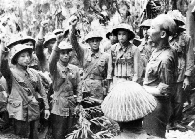 Chủ tịch Hồ Chí Minh cùng Đảng ta đã lãnh đạo nhân dân lần lượt đánh bại các kế hoạch chiến tranh của thực dân Pháp giành thắng lợi mà đỉnh cao là chiến thắng lịch sử Điện Biên Phủ “lừng lẫy năm châu, chấn động địa cầu”, buộc Chính phủ Pháp phải ký kết Hiệp định Geneva chấm dứt sự thống trị của thực dân Pháp ở nước ta. Trong ảnh: Chủ tịch Hồ Chí Minh đến thăm và nói chuyện với một đơn vị bộ đội tham gia Chiến dịch Điện Biên Phủ năm 1954. Ảnh: TTXVN