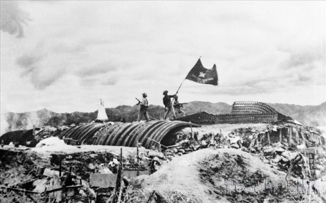 Trong ảnh: Chiều 7/5/1954, lá cờ 