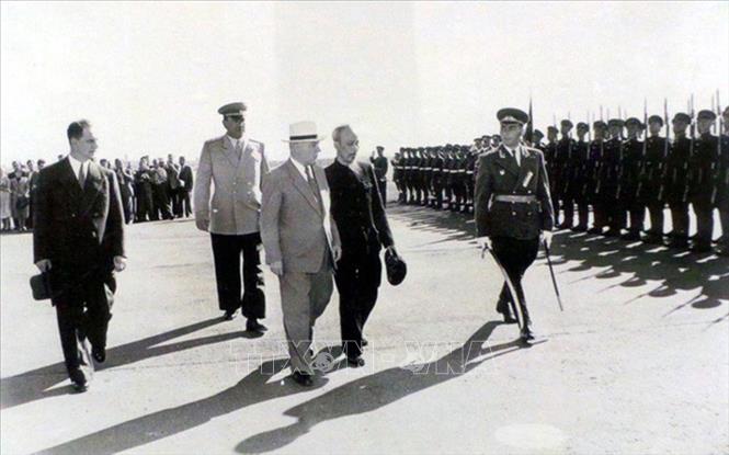 Chủ tịch Hồ Chí Minh luôn xác định, đoàn kết thống nhất trong phong trào cộng sản và công nhân quốc tế, đoàn kết gắn bó trong các nước XHCN anh em là cơ sở nền tảng, là nhân tố quan trọng bậc nhất,  nhân tố có ý nghĩa quyết định thắng lợi của CNXH trên phạm vi thế giới. Trong ảnh: Chủ tịch Đoàn Chủ tịch Xô viết Tối cao Liên Xô Kliment Voroshilov chủ trì Lễ đón Chủ tịch Hồ Chí Minh thăm hữu nghị chính thức Liên Xô, tại sân bay Moskva, ngày 12/7/1955. Ảnh: Tư liệu/TTXVN phát