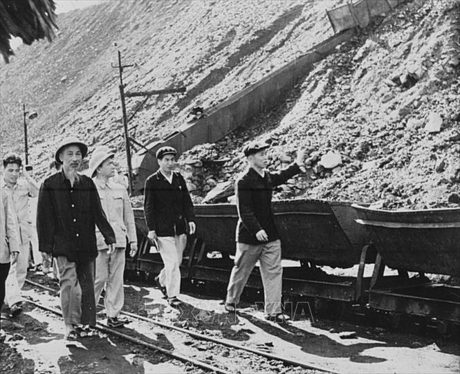 Chủ tịch Hồ Chí Minh luôn dành thời gian đến thăm các công trường, xí nghiệp, động viên công nhân, nông dân hăng hái thi đua lao động sản xuất. Trong ảnh: Chủ tịch Hồ Chí Minh thăm công trường khai thác của mỏ than Đèo Nai (Cẩm Phả), chiều 30/3/1959. Ảnh: Tư liệu TTXVN