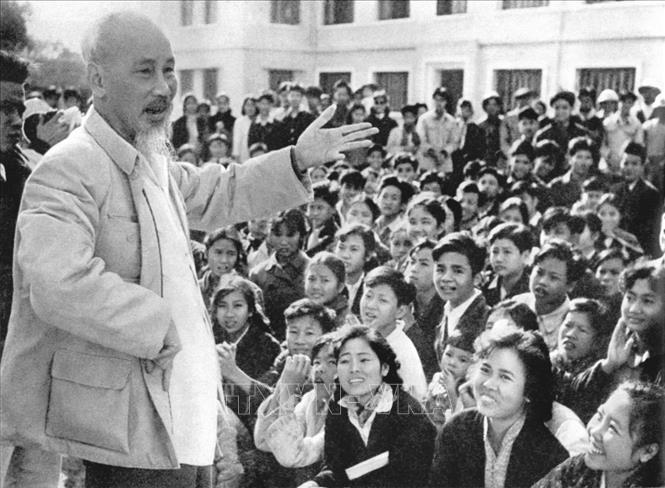 Mặc dù công việc đất nước rất bận rộn, nhưng Bác Hồ vẫn dành thời gian đến thăm hỏi, động viên nhiều gia đình thương binh, liệt sỹ, các đồng chí lão thành cách mạng, thăm công nhân, nông dân, trí thức, văn nghệ sỹ,... Trong ảnh: Chủ tịch Hồ Chí Minh nói chuyện với học sinh Trường Nghệ thuật Sân khấu Trung ương ở khu văn công Mai Dịch, Hà Nội (25/11/1961). Ảnh: Tư liệu TTXVN