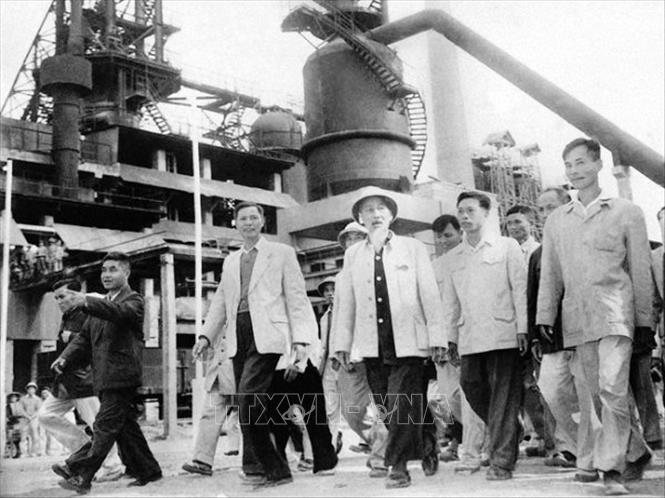 Chủ tịch Hồ Chí Minh luôn dành thời gian đến thăm các công trường, xí nghiệp, động viên công nhân, nông dân hăng hái thi đua lao động sản xuất. Trong ảnh: Bác Hồ đến thăm Khu Công nghiệp liên hợp gang thép Thái Nguyên nhân dịp lò cao số 1 ra mẻ gang đầu tiên (1/1/1964). Ảnh: Tư liệu TTXVN