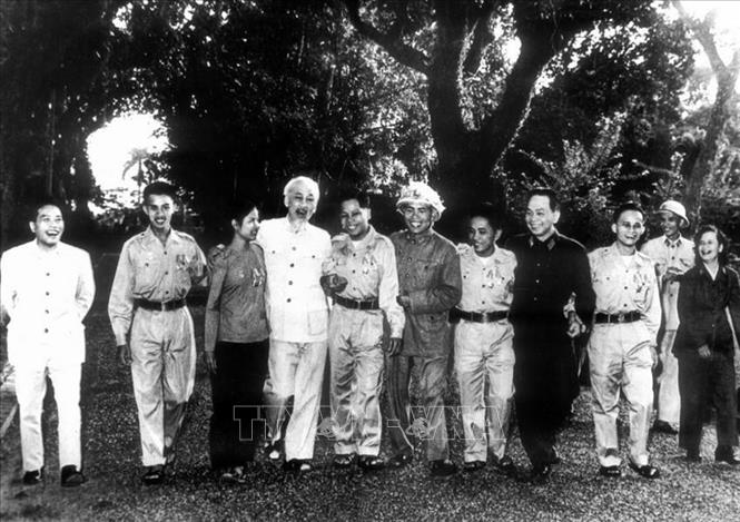 Sinh thời, Chủ tịch Hồ Chí Minh luôn dành tình cảm đặc biệt cho đồng bào miền Nam. Suốt những năm kháng chiến chống Mỹ xâm lược (1955-1969), Bác luôn theo sát từng bước đi của cách mạng miền Nam. Bác từng nhiều lần nói rằng: “Miền Nam yêu quý luôn ở trong trái tim tôi﻿ ”. Trong ảnh: Chủ tịch Hồ Chí Minh tiếp đoàn đại biểu Anh hùng, Chiến sĩ thi đua các lực lượng vũ trang nhân dân Giải phóng miền Nam ra thăm miền Bắc (15/11/1965). Ảnh: TTXVN