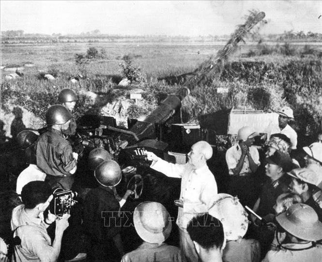 Là người sáng lập, giáo dục và rèn luyện Quân đội nhân dân Việt Nam nên tình cảm, sự tin tưởng, kỳ vọng của Chủ tịch Hồ Chí Minh đối với quân đội ta rất lớn. Trong ảnh: Bác Hồ đến thăm các chiến sĩ của lực lượng phòng không bảo vệ Hà Nội, ngày 25/9/1966. Ảnh: Tư liệu TTXVN