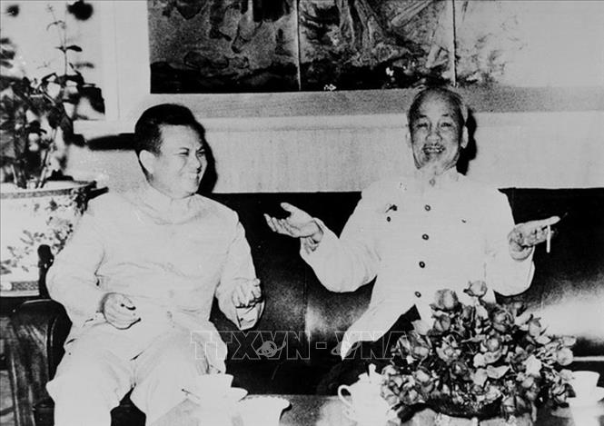 Đoàn kết quốc tế cao đẹp theo tư tưởng Hồ Chí Minh còn được thể hiện sâu sắc ở mối tình đoàn kết đặc biệt giữa ba nước Việt Nam – Lào - Campuchia. Trong ảnh: Chủ tịch Hồ Chí Minh tiếp và nói chuyện thân mật với đồng chí Kaysone Phomvihane, Trưởng đoàn đại biểu Đảng và Mặt trận Lào yêu nước sang thăm hữu nghị Việt Nam (1966). Ảnh: Tư liệu TTXVN