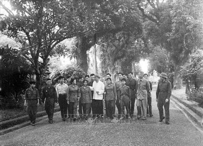 Sinh thời, Chủ tịch Hồ Chí Minh luôn dành tình cảm đặc biệt cho đồng bào miền Nam. Suốt những năm kháng chiến chống Mỹ xâm lược (1955-1969), Bác luôn theo sát từng bước đi của cách mạng miền Nam. Bác từng nhiều lần nói rằng: “Miền Nam yêu quý luôn ở trong trái tim tôi﻿ ”. Trong ảnh: Chủ tịch Hồ Chí Minh tiếp Đoàn đại biểu Anh hùng, Chiến sĩ thi đua và Dũng sĩ diệt Mỹ của Quân giải phóng miền Nam ra thăm miền Bắc (20/7/1968). Ảnh: TTXVN