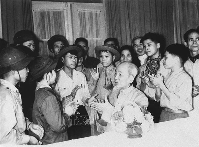 Sinh thời, Chủ tịch Hồ Chí Minh luôn dành tình cảm đặc biệt cho đồng bào miền Nam.Suốt những năm kháng chiến chống Mỹ xâm lược (1955-1969), Bác luôn theo sát từng bước đi của cách mạng miền Nam.  Bác từng nhiều lần nói rằng: “Miền Nam yêu quý luôn ở trong trái tim tôi﻿ ”. Trong ảnh: Bác Hồ với các cháu thiếu nhi dũng sĩ miền Nam ra thăm miền Bắc (13/2/1969). Ảnh: TTXVN