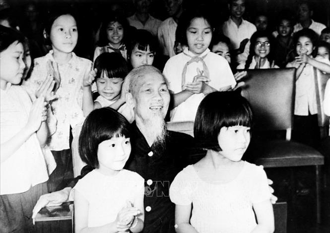 Bác Hồ luôn quan tâm đến thiếu nhi và dành tình cảm đặc biệt cho thế hệ tương lai của đất nước. Trong ảnh: Nhân ngày quốc tế thiếu nhi 1/6, tối ngày 31/5/1969, đại biểu thiếu nhi Thủ đô đã đến Phủ Chủ tịch thăm và biểu diễn văn nghệ chào mừng Bác. Ảnh: TTXVN