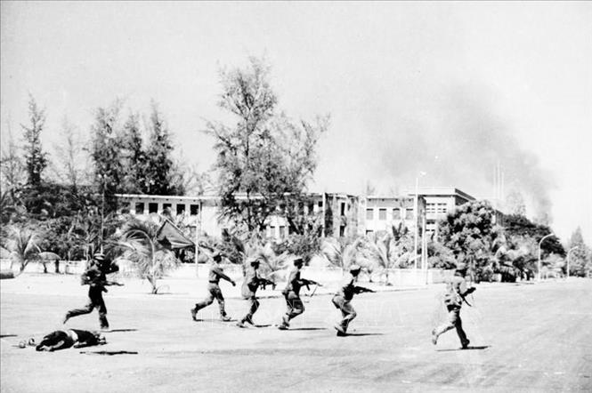 Thực hiện nghĩa vụ quốc tế theo tư tưởng Hồ Chí Minh: “Giúp cho bạn cũng là giúp cho mình”, Việt Nam đã giúp Campuchia đánh đổ chế độ diệt chủng Pol Pot, tái thiết đất nước Chùa Tháp. Trong ảnh: Lực lượng quân đội cách mạng Campuchia tiến vào giải phóng Thủ đô Phnom Penh, trưa 7/1/1979. Ảnh: TTXVN