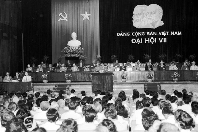 Đại hội đại biểu toàn quốc lần thứ VII của Đảng khẳng định: Đảng lấy chủ nghĩa Mác-Lê-nin và tư tưởng Hồ Chí Minh làm nền tảng tư tưởng, kim chỉ nam cho hành động. Ảnh: TTXVN