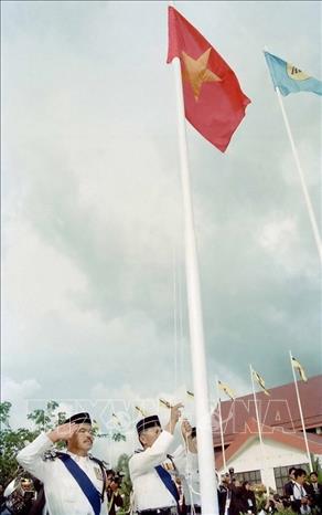 Nghi thức thượng cờ tại Lễ kết nạp Việt Nam là thành viên chính thức thứ bảy của Hiệp hội các Quốc gia Đông Nam Á (ASEAN), chiều 28/7/1995, tại Thủ đô Bandar Seri Begawan (Brunei), mở đầu thời kỳ tái hòa nhập và hội nhập sâu rộng của Việt Nam với thế giới. Ảnh: Trần Sơn – TTXVN