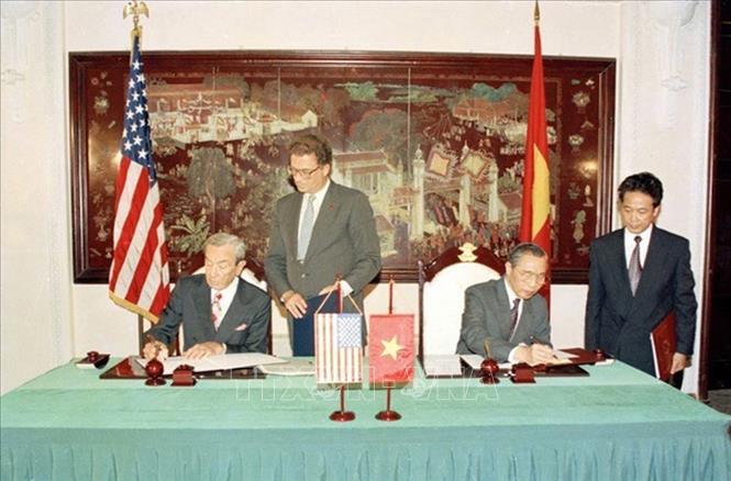 Sau khi gia nhập ASEAN (28/7/1995), ngày 5/8/1995, tại Hà Nội, Bộ trưởng Ngoại giao Hoa Kỳ Warren Christopher và Bộ trưởng Ngoại giao Nguyễn Mạnh Cầm ký Nghị định thư, chính thức thiết lập quan hệ ngoại giao Việt Nam - Hoa Kỳ. Ảnh: Xuân Tuân - TTXVN