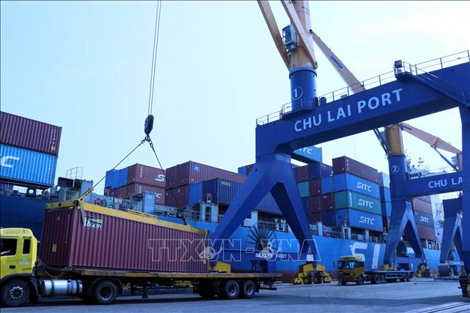 Photo: Loading cargo at the Chu Lai Truong Hai Port in the central province of Quang Nam. VNA Photo: Trần Tĩnh 
