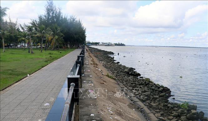 Trong ảnh: Xây dựng bờ kè vừa phòng chống sạt lở, vừa làm công viên ven biển thành phố Rạch Giá (Kiên Giang). Ảnh: Lê Huy Hải - TTXVN