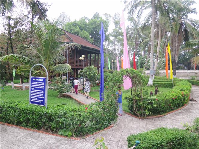 Trong ảnh: Nhà sàn ở Cà Mau được xây dựng đúng theo nguyên mẫu và tỷ lệ với nhà sàn Bác Hồ tại thủ đô Hà Nội. Ảnh: Minh Hưng – TTXVN