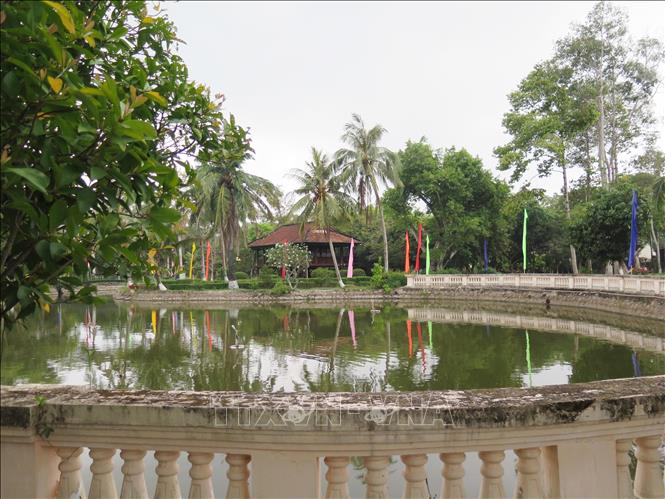 Trong ảnh: Khu nhà sàn ở Cà Mau với ao cá được tái hiện theo đúng nguyên mẫu và tỷ lệ với khu nhà sàn Bác Hồ tại thủ đô Hà Nội. Ảnh: Minh Hưng – TTXVN