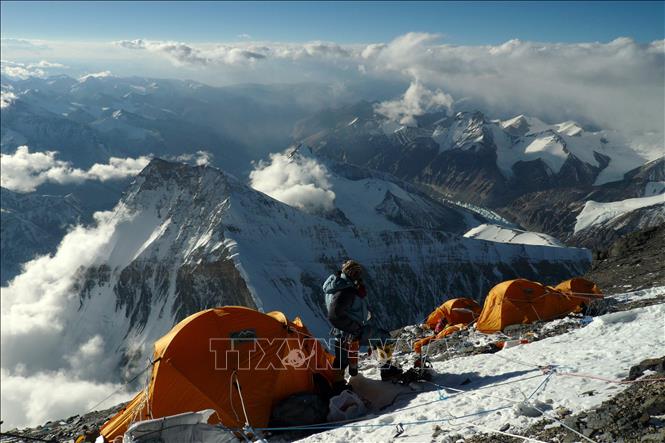 Trong ảnh: (tư liệu ) Một nhóm leo núi người Trung Quốc cắm trại gần đỉnh núi Everest ngày 17/5/2009 . Ảnh: AFP/TTXVN