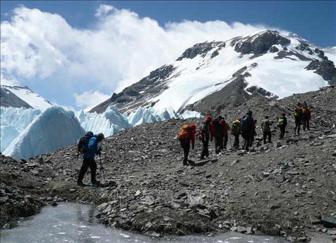 Trong ảnh: (tư liệu ) Một nhóm leo núi người Trung Quốc trèo lên đỉnh núi Everest ngày 10/5/2009 . Ảnh: AFP/TTXVN