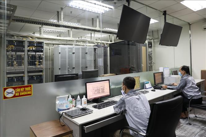 Trong ảnh: Ca trực vận hành hệ thống viễn thông dùng chung. Ảnh: Ngọc Hà - TTXVN