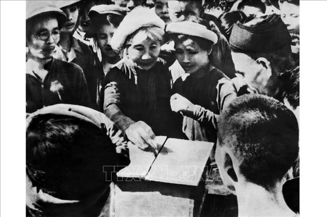 Trong ảnh: Cử tri ngoại thành Hà Nội bỏ phiếu bầu đại biểu Quốc hội khoá I ngày 6/1/1946. Ảnh: TTXVN