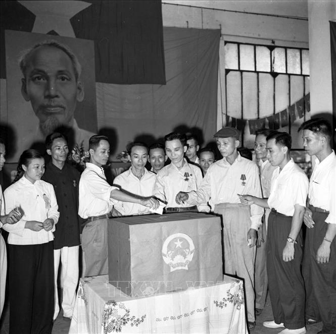 Trong ảnh: Công nhân Nhà máy sửa chữa ô tô 1-5 (Hà Nội) bỏ phiếu bầu cử Quốc hội khóa II. Ảnh: TTXVN
