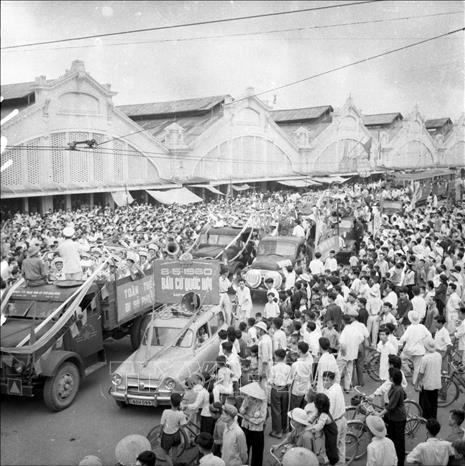 Trong ảnh: Đoàn nhạc binh quân đội và đội văn nghệ nhân dân khu Đồng Xuân (Hà Nội) đi cổ động trong ngày bầu cử Quốc hội khóa II. Ảnh: TTXVN