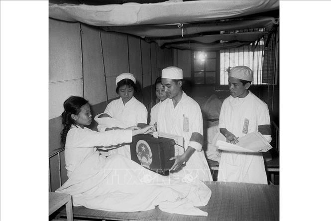 Trong ảnh: Các bệnh nhân  đang điều trị tại Bệnh viện C bỏ phiếu bầu đại biểu Quốc hội khoá III. Ảnh: Vũ Tiu-TTXVN