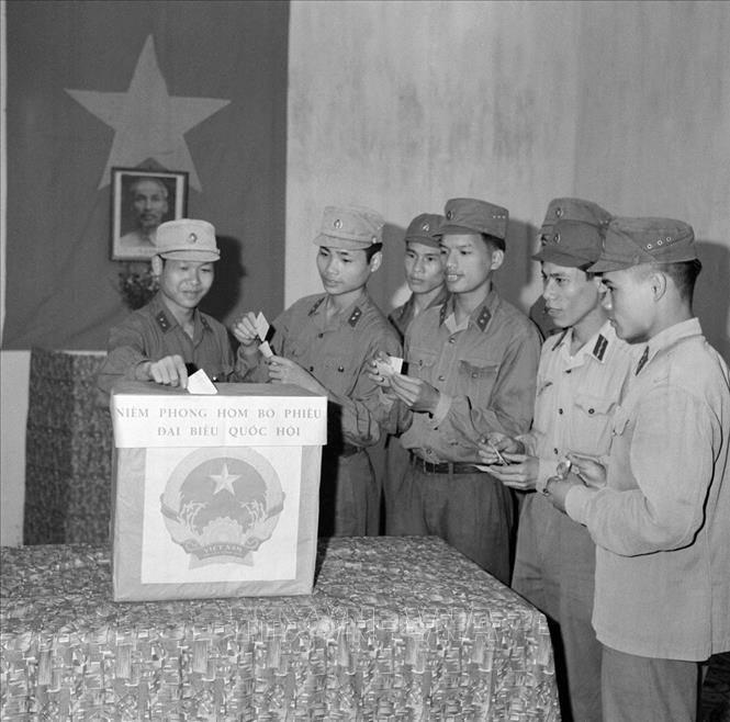 Trong ảnh: Đơn vị X Công an nhân dân vũ trang bảo vệ Thủ đô bỏ phiếu bầu cử đại biểu Quốc hội khóa IV. Ảnh: TTXVN