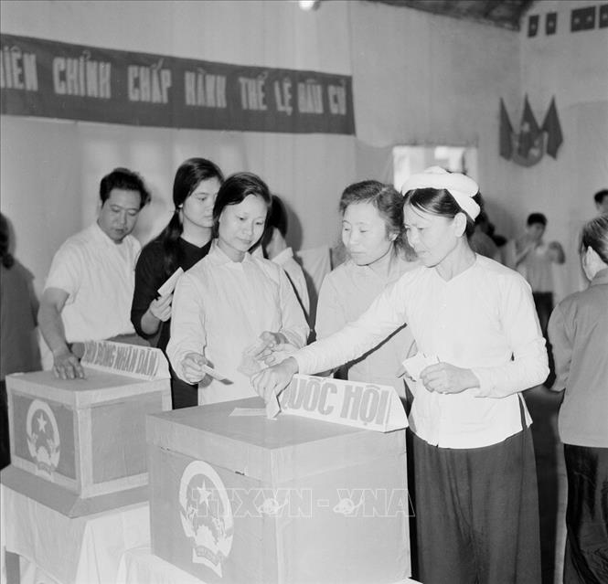 Trong ảnh: Nhân dân tập thể Kim Liên, Hà Nội bỏ phiếu bầu cử đại biểu Quốc hội khóa V. Ảnh: TTXVN