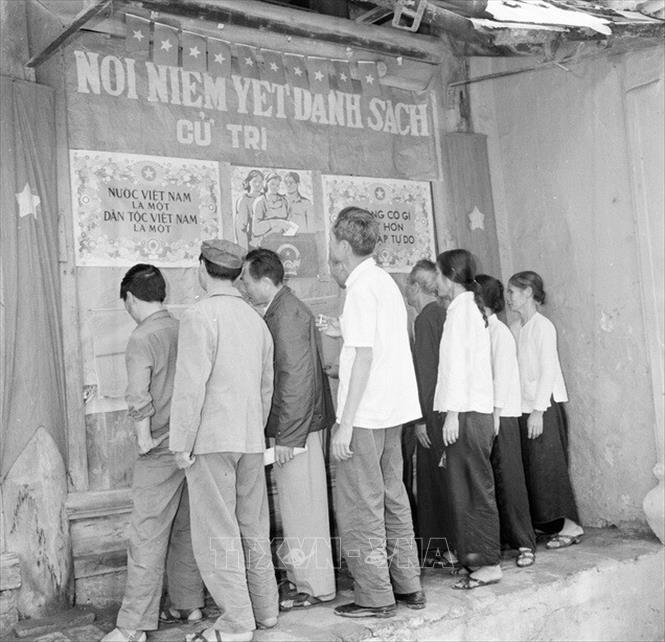 Trong ảnh: Nhân dân khối 35, khu phố 2, khu phố đông dân nhất thành phố Nam Định (Hà Nam Ninh) kiểm tra tên mình trong bảng danh sách cử tri, bầu cử đại biểu Quốc hội khóa VI. Ảnh: Trần Phác - TTXVN