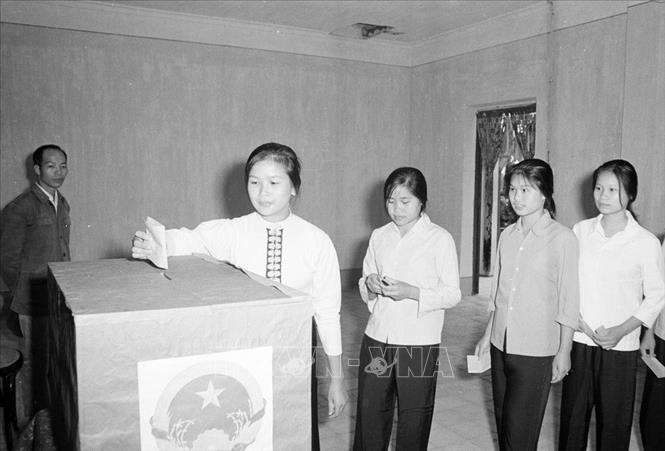 Trong ảnh: Sinh viên trường Đại học Nông nghiệp 3 (Bắc Thái) bầu cử đại biểu Quốc hội khóa VI (25/4/1976). Ảnh: Vũ Hanh - TTXVN