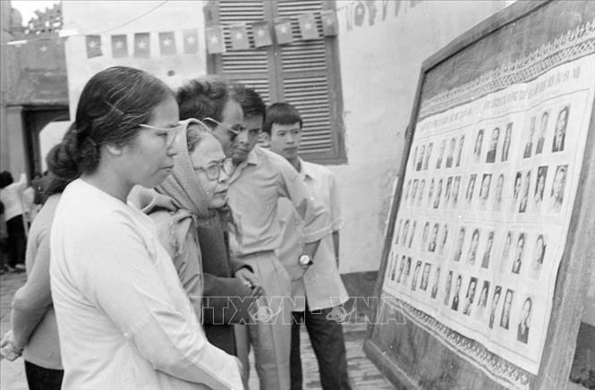 Trong ảnh: Cử tri khu phố Nhà Chung, Hoàn Kiếm (Hà Nội) xem danh sách ứng cử viên trước khi bầu cử đại biểu Quốc hội khóa VI. Ảnh: TTXVN