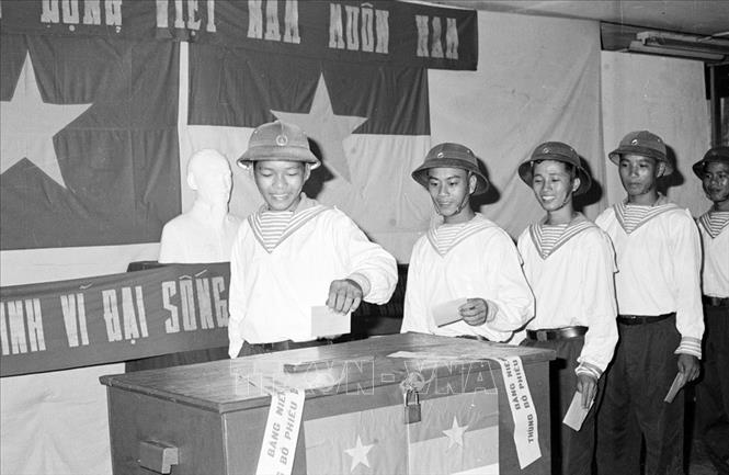 Trong ảnh: Cán bộ, chiến sĩ hải quân Hạm đội 147 tham gia bầu cử Quốc hội thống nhất, ngày 25/4/1976 tại hòm phiếu 512, khu vực 4 TP Sài Gòn (từ 2/7/1976 được đổi tên là TP.Hồ Chí Minh). Ảnh: Ngọc Đản - TTXVN