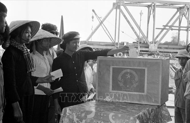 Trong ảnh: Công nhân Công ty Đường sắt 773 (Liên hiệp xí nghiệp cục Công trình 1 - Bộ Giao thông vận tải) đang xây dựng cầu Yên Xuân (Nghệ Tĩnh), tham gia bầu cử Quốc hội khóa VI tại công trường. Ảnh: Lan Xuân - TTXVN